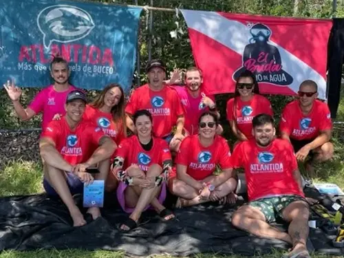 Foto del grupo de buceadores en espejo de agua El Buda. Enero 2023