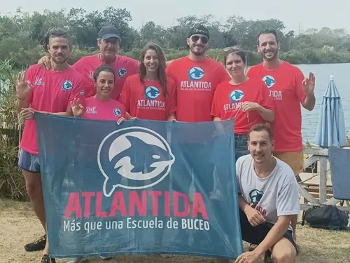 Foto del grupo de buceadores en espejo de agua El Buda. Marzo 2023