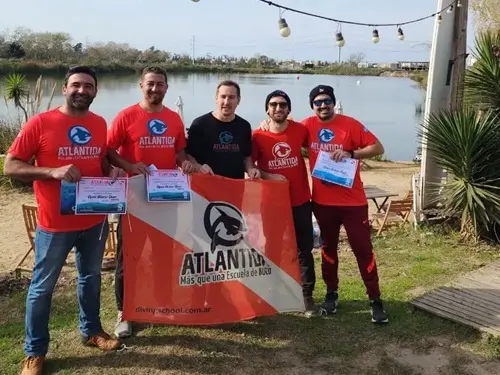 Foto del grupo de buceadores en espejo de agua El Buda. Julio 2023