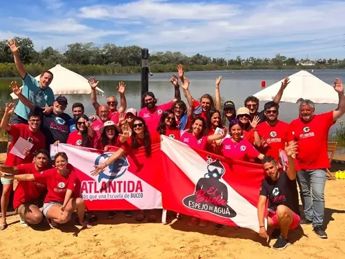 Foto del grupo de buceadores en espejo de agua El Buda. Noviembre 2023