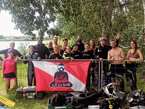 Foto del grupo de buceadores en espejo de agua El Buda. Diciembre 2023