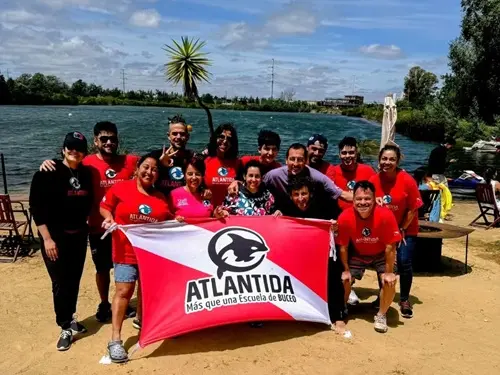 Foto del grupo de buceadores en espejo de agua El Buda. Noviembre 2024