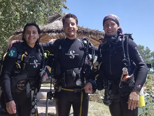 Foto del grupo de buceadores en espejo de agua El Buda. Enero 2025