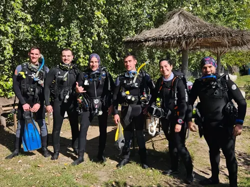 Foto del grupo de buceadores en espejo de agua El Buda. Abril 2025