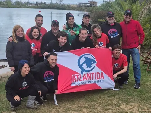 Foto del grupo de buceadores en espejo de agua El Buda. Septiembre 2025