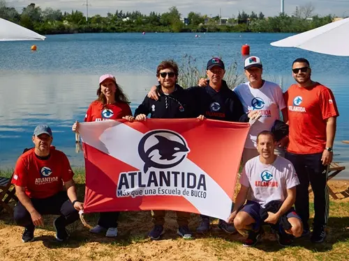 Foto del grupo de buceadores en espejo de agua El Buda. Abril 2026