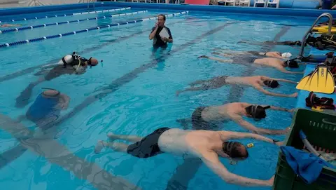 Divemaster tomando tiempos en un curso de apnea