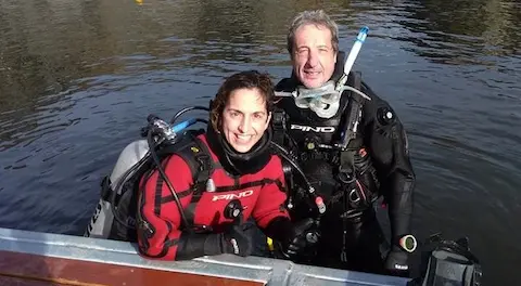 Divemaster acompañando a un buzo en un nuevo sitio de buceo