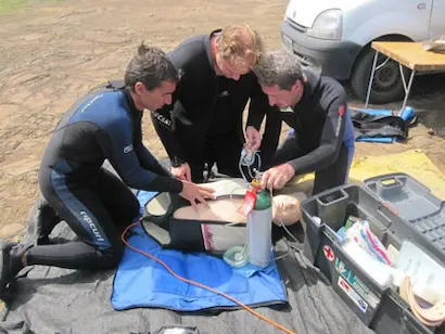 Alumnos del curso Rescue Diver certificando EFR en cantera de Salto