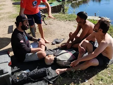 Alumnos del curso Rescue Diver certificando EFR en Espejo de agua El Buda