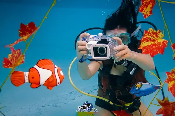 Alumno haciendo el curso de fotografía en pileta y fotografiando objetos