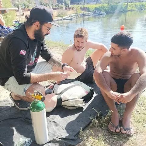 Certificación rescue diver en espejo de agua El Buda