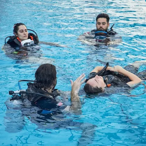 Práctica curso rescue diver en pileta