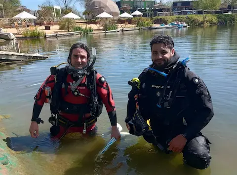 Alumnos felices certificando traje seco en El Buda