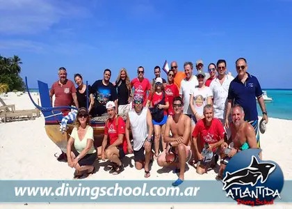 Foto del grupo de buceadores en Islas Maldivas, marzo 2017