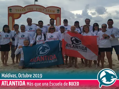 Foto del grupo de buceadores en Islas Maldivas, octubre 2019