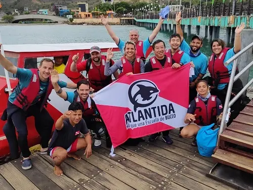 Foto del grupo de buceadores en Puerto Lopez, agosto 2023