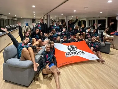 Foto del grupo de buceadores en Islas Maldivas, abril 2026