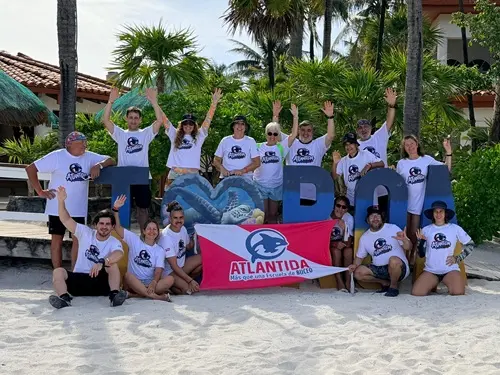 Foto del grupo de buceadores en Roatán, junio 2026